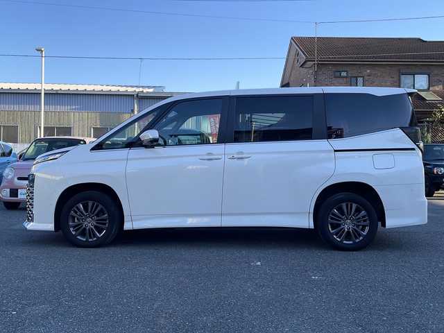 トヨタ ヴォクシー ハイブリッド S－Z 埼玉県 2023(令5)年 1.5万km ホワイトパールクリスタルシャイン Toyota Safety Sense/純正メモリナビ/　　Bluetooth/CD/DVD/ブルーレイ/フルセグ/HDMI/純正フリップダウンモニター/パノラミックビューモニター/両側パワースライドドア/パワーバックドア/レーダークルーズコントロール/LEDオートヘッドライト、オートマチックハイビーム/ハーフレザーシート/全席シートヒーター/純正16インチアルミホイール/パーキングアシスト/USBポート/100V充電/横滑り防止装置/ETC2.0/禁煙車/保証書/取扱説明書/スペアキー