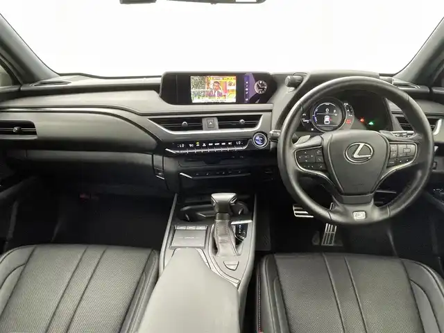レクサス ＵＸ 250h Fスポーツ 熊本県 2020(令2)年 6.7万km グラファイトブラックガラスフレーク レクサスセーフティーセンス　/レーダークルーズコントロール　/メーカーOP10.3インチナビ　/フルセグTV　/Bluetooth　/サンルーフ　/前後クリアランスソナー　/パドルシフト　/パワーバックドア　/前席シートヒーター/前席パワーシート　/ステアリングヒーター　/自動防眩ミラー　/前後ドライブレコーダー　/USB×2　/ETC2.0 /オートライト/オートマチックハイビーム　/革巻きステアリング　/レザーシート　/純正フロアマット/純正１８インチAW/スマートキー/プッシュスタート