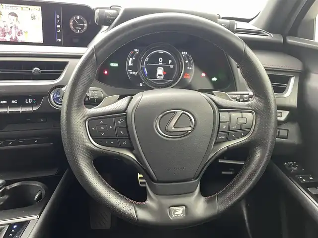 レクサス ＵＸ 250h Fスポーツ 熊本県 2020(令2)年 6.7万km グラファイトブラックガラスフレーク レクサスセーフティーセンス　/レーダークルーズコントロール　/メーカーOP10.3インチナビ　/フルセグTV　/Bluetooth　/サンルーフ　/前後クリアランスソナー　/パドルシフト　/パワーバックドア　/前席シートヒーター/前席パワーシート　/ステアリングヒーター　/自動防眩ミラー　/前後ドライブレコーダー　/USB×2　/ETC2.0 /オートライト/オートマチックハイビーム　/革巻きステアリング　/レザーシート　/純正フロアマット/純正１８インチAW/スマートキー/プッシュスタート