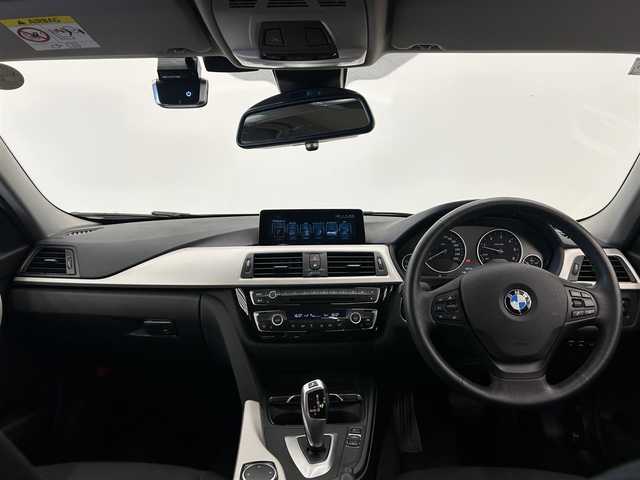 ＢＭＷ ３２０ｄ 岡山県 2017(平29)年 3.9万km アルピンホワイトⅢ 純正ナビ/Bluetooth/バックカメラ/パーキングベンチレーション/BMWアシスタンス/クルーズコントロール/オートライト/オートワイパー/フォグライト/ドライブレコーダー（F/R)/ミラー一体型ETC/衝突警告/歩行者警告/車線逸脱警告/車線変更警告/自動防眩ミラー