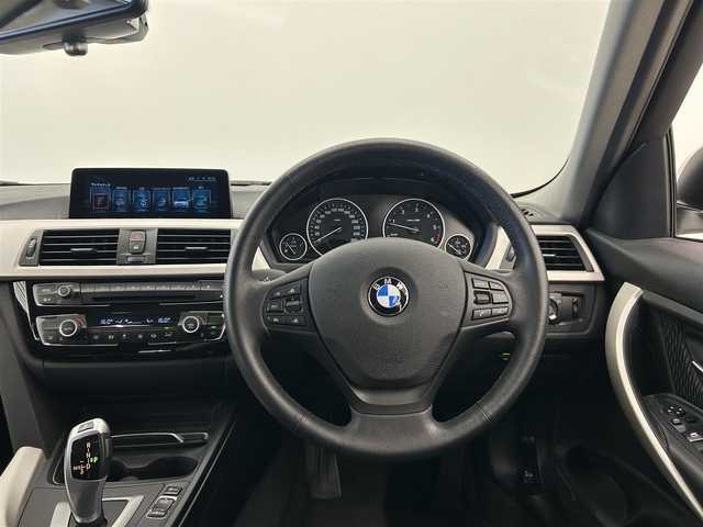 ＢＭＷ ３２０ｄ 岡山県 2017(平29)年 3.9万km アルピンホワイトⅢ 純正ナビ/Bluetooth/バックカメラ/パーキングベンチレーション/BMWアシスタンス/クルーズコントロール/オートライト/オートワイパー/フォグライト/ドライブレコーダー（F/R)/ミラー一体型ETC/衝突警告/歩行者警告/車線逸脱警告/車線変更警告/自動防眩ミラー