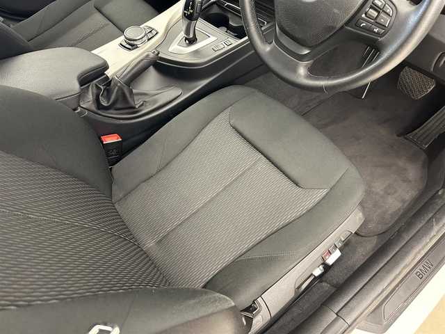 ＢＭＷ ３２０ｄ 岡山県 2017(平29)年 3.9万km アルピンホワイトⅢ 純正ナビ/Bluetooth/バックカメラ/パーキングベンチレーション/BMWアシスタンス/クルーズコントロール/オートライト/オートワイパー/フォグライト/ドライブレコーダー（F/R)/ミラー一体型ETC/衝突警告/歩行者警告/車線逸脱警告/車線変更警告/自動防眩ミラー