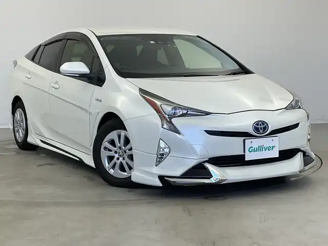 トヨタ プリウス S 新潟県 2016(平28)年 3.7万km ホワイトパールクリスタルシャイン 社外エアロ(フロント/サイド/リア)/社外トランクスポイラー/サイドプロテクターモール/トヨタセーフティセンス/・プリクラッシュセーフティ/・レーンディパーチャーアラート/・オートマチックハイビーム/・レーダークルーズコントロール/純正SDナビ【NSZT-W64】/　フルセグTV/CD/DVD/Bluetooth/前後ドライブレコーダー【AN-R056】/バックモニター/純正ETC/ウッド調インテリアパネル/LEDヘッドライト/メーターイルミネーション/純正15インチホイール/純正フロアマット/純正ドアバイザー/スペアタイヤ