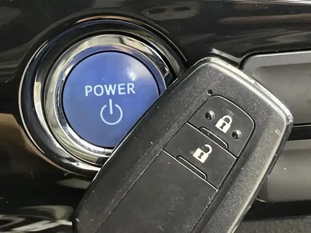 トヨタ プリウス S 新潟県 2016(平28)年 3.7万km ホワイトパールクリスタルシャイン 社外エアロ(フロント/サイド/リア)/社外トランクスポイラー/サイドプロテクターモール/トヨタセーフティセンス/・プリクラッシュセーフティ/・レーンディパーチャーアラート/・オートマチックハイビーム/・レーダークルーズコントロール/純正SDナビ【NSZT-W64】/　フルセグTV/CD/DVD/Bluetooth/前後ドライブレコーダー【AN-R056】/バックモニター/純正ETC/ウッド調インテリアパネル/LEDヘッドライト/メーターイルミネーション/純正15インチホイール/純正フロアマット/純正ドアバイザー/スペアタイヤ