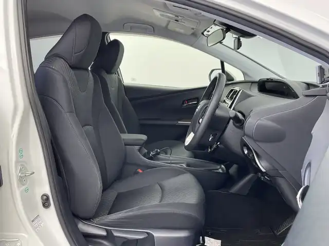 トヨタ プリウス S 新潟県 2016(平28)年 3.7万km ホワイトパールクリスタルシャイン 社外エアロ(フロント/サイド/リア)/社外トランクスポイラー/サイドプロテクターモール/トヨタセーフティセンス/・プリクラッシュセーフティ/・レーンディパーチャーアラート/・オートマチックハイビーム/・レーダークルーズコントロール/純正SDナビ【NSZT-W64】/　フルセグTV/CD/DVD/Bluetooth/前後ドライブレコーダー【AN-R056】/バックモニター/純正ETC/ウッド調インテリアパネル/LEDヘッドライト/メーターイルミネーション/純正15インチホイール/純正フロアマット/純正ドアバイザー/スペアタイヤ