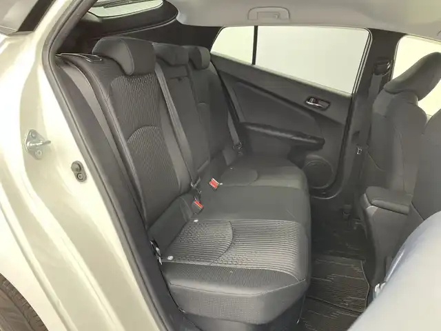 トヨタ プリウス S 新潟県 2016(平28)年 3.7万km ホワイトパールクリスタルシャイン 社外エアロ(フロント/サイド/リア)/社外トランクスポイラー/サイドプロテクターモール/トヨタセーフティセンス/・プリクラッシュセーフティ/・レーンディパーチャーアラート/・オートマチックハイビーム/・レーダークルーズコントロール/純正SDナビ【NSZT-W64】/　フルセグTV/CD/DVD/Bluetooth/前後ドライブレコーダー【AN-R056】/バックモニター/純正ETC/ウッド調インテリアパネル/LEDヘッドライト/メーターイルミネーション/純正15インチホイール/純正フロアマット/純正ドアバイザー/スペアタイヤ