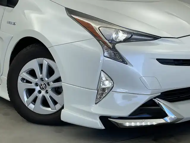トヨタ プリウス S 新潟県 2016(平28)年 3.7万km ホワイトパールクリスタルシャイン 社外エアロ(フロント/サイド/リア)/社外トランクスポイラー/サイドプロテクターモール/トヨタセーフティセンス/・プリクラッシュセーフティ/・レーンディパーチャーアラート/・オートマチックハイビーム/・レーダークルーズコントロール/純正SDナビ【NSZT-W64】/　フルセグTV/CD/DVD/Bluetooth/前後ドライブレコーダー【AN-R056】/バックモニター/純正ETC/ウッド調インテリアパネル/LEDヘッドライト/メーターイルミネーション/純正15インチホイール/純正フロアマット/純正ドアバイザー/スペアタイヤ
