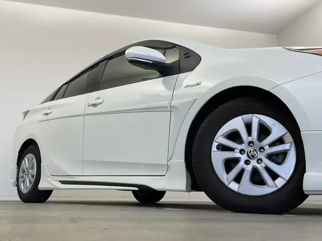 トヨタ プリウス S 新潟県 2016(平28)年 3.7万km ホワイトパールクリスタルシャイン 社外エアロ(フロント/サイド/リア)/社外トランクスポイラー/サイドプロテクターモール/トヨタセーフティセンス/・プリクラッシュセーフティ/・レーンディパーチャーアラート/・オートマチックハイビーム/・レーダークルーズコントロール/純正SDナビ【NSZT-W64】/　フルセグTV/CD/DVD/Bluetooth/前後ドライブレコーダー【AN-R056】/バックモニター/純正ETC/ウッド調インテリアパネル/LEDヘッドライト/メーターイルミネーション/純正15インチホイール/純正フロアマット/純正ドアバイザー/スペアタイヤ