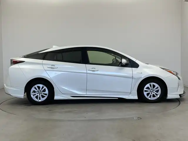 トヨタ プリウス S 新潟県 2016(平28)年 3.7万km ホワイトパールクリスタルシャイン 社外エアロ(フロント/サイド/リア)/社外トランクスポイラー/サイドプロテクターモール/トヨタセーフティセンス/・プリクラッシュセーフティ/・レーンディパーチャーアラート/・オートマチックハイビーム/・レーダークルーズコントロール/純正SDナビ【NSZT-W64】/　フルセグTV/CD/DVD/Bluetooth/前後ドライブレコーダー【AN-R056】/バックモニター/純正ETC/ウッド調インテリアパネル/LEDヘッドライト/メーターイルミネーション/純正15インチホイール/純正フロアマット/純正ドアバイザー/スペアタイヤ