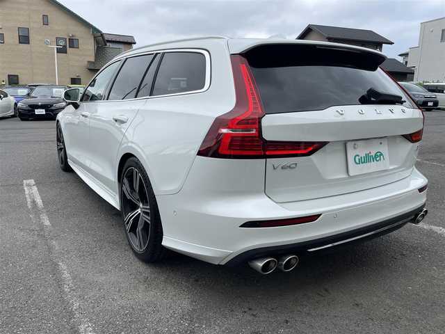 ボルボ Ｖ６０ 神奈川県 2021(令3)年 3.1万km クリスタルホワイトP OP19インチアルミ/ベージュ革シート/・全席シートヒーター/・前席エアシート/・前席パワーシート/サンルーフ/純正アンダーエアロ/ERST4本出しマフラー/ERSTダウンサス（純正バネ車載）/純正ナビゲーション/DTV・Bluetooth/全方位カメラ/運転支援システム/・パークアシストパイロット/・レーンキーピングエイド/・ブラインドスポットインフォメーション/・クロストラフィックアラート/・車間警告機能/ヘッドアップディスプレイ/前後ドライブレコーダー/スマートキーX2/ステアリングヒーター/ワイヤレススマホ充電/ハーマンカードンスピーカー/新車時手帳・取説