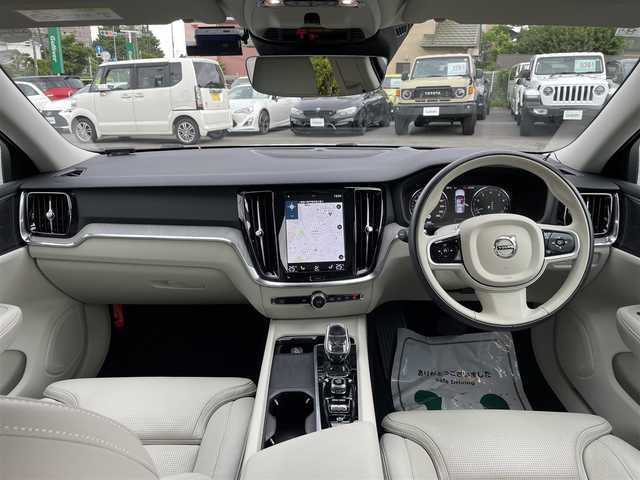 ボルボ Ｖ６０ 神奈川県 2021(令3)年 3.1万km クリスタルホワイトP OP19インチアルミ/ベージュ革シート/・全席シートヒーター/・前席エアシート/・前席パワーシート/サンルーフ/純正アンダーエアロ/ERST4本出しマフラー/ERSTダウンサス（純正バネ車載）/純正ナビゲーション/DTV・Bluetooth/全方位カメラ/運転支援システム/・パークアシストパイロット/・レーンキーピングエイド/・ブラインドスポットインフォメーション/・クロストラフィックアラート/・車間警告機能/ヘッドアップディスプレイ/前後ドライブレコーダー/スマートキーX2/ステアリングヒーター/ワイヤレススマホ充電/ハーマンカードンスピーカー/新車時手帳・取説
