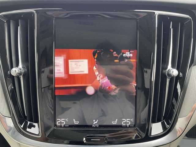 ボルボ Ｖ６０ 神奈川県 2021(令3)年 3.1万km クリスタルホワイトP OP19インチアルミ/ベージュ革シート/・全席シートヒーター/・前席エアシート/・前席パワーシート/サンルーフ/純正アンダーエアロ/ERST4本出しマフラー/ERSTダウンサス（純正バネ車載）/純正ナビゲーション/DTV・Bluetooth/全方位カメラ/運転支援システム/・パークアシストパイロット/・レーンキーピングエイド/・ブラインドスポットインフォメーション/・クロストラフィックアラート/・車間警告機能/ヘッドアップディスプレイ/前後ドライブレコーダー/スマートキーX2/ステアリングヒーター/ワイヤレススマホ充電/ハーマンカードンスピーカー/新車時手帳・取説