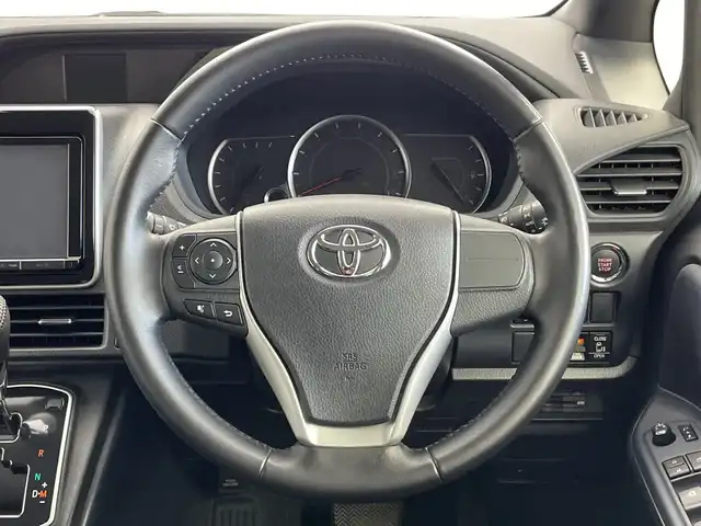 トヨタ ヴォクシー ZS 新潟県 2016(平28)年 2.7万km ブラック 純正メモリナビ（Bluetooth・CD・DVD）/両側パワースライドドア　/ワンオーナー/バックカメラ　/フルセグ　/衝突被害軽減システム　/LEDオートライト　/オートマチックハイビーム　/フォグランプ/クルーズコントロール　/ビルトインETC　/アイドリングストップ　/純正１６インチアルミホイール/MTモード付AT/スマートキー/ECOモード
