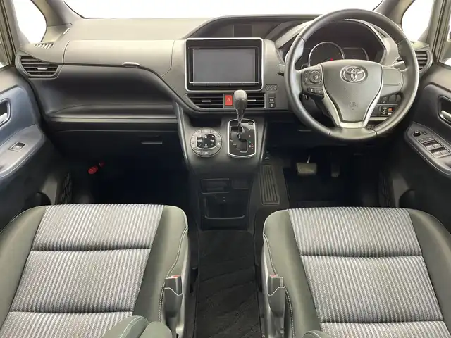 トヨタ ヴォクシー ZS 新潟県 2016(平28)年 2.7万km ブラック 純正メモリナビ（Bluetooth・CD・DVD）/両側パワースライドドア　/ワンオーナー/バックカメラ　/フルセグ　/衝突被害軽減システム　/LEDオートライト　/オートマチックハイビーム　/フォグランプ/クルーズコントロール　/ビルトインETC　/アイドリングストップ　/純正１６インチアルミホイール/MTモード付AT/スマートキー/ECOモード