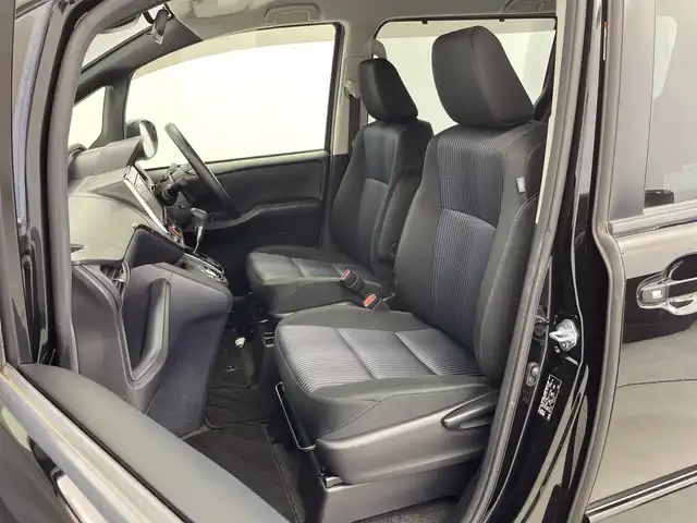 トヨタ ヴォクシー ZS 新潟県 2016(平28)年 2.7万km ブラック 純正メモリナビ（Bluetooth・CD・DVD）/両側パワースライドドア　/ワンオーナー/バックカメラ　/フルセグ　/衝突被害軽減システム　/LEDオートライト　/オートマチックハイビーム　/フォグランプ/クルーズコントロール　/ビルトインETC　/アイドリングストップ　/純正１６インチアルミホイール/MTモード付AT/スマートキー/ECOモード