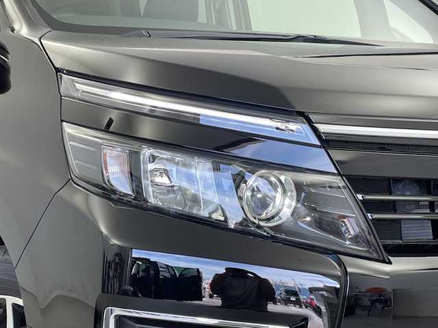 トヨタ ヴォクシー ZS 新潟県 2016(平28)年 2.7万km ブラック 純正メモリナビ（Bluetooth・CD・DVD）/両側パワースライドドア　/ワンオーナー/バックカメラ　/フルセグ　/衝突被害軽減システム　/LEDオートライト　/オートマチックハイビーム　/フォグランプ/クルーズコントロール　/ビルトインETC　/アイドリングストップ　/純正１６インチアルミホイール/MTモード付AT/スマートキー/ECOモード