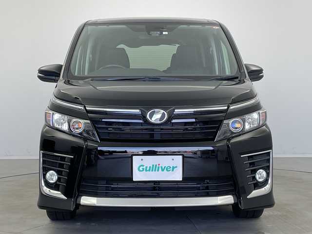 トヨタ ヴォクシー ZS 新潟県 2016(平28)年 2.7万km ブラック 純正メモリナビ（Bluetooth・CD・DVD）/両側パワースライドドア　/ワンオーナー/バックカメラ　/フルセグ　/衝突被害軽減システム　/LEDオートライト　/オートマチックハイビーム　/フォグランプ/クルーズコントロール　/ビルトインETC　/アイドリングストップ　/純正１６インチアルミホイール/MTモード付AT/スマートキー/ECOモード