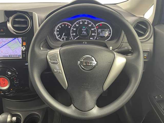 日産 ノート X DIG－S Vセレ +セーフ 群馬県 2015(平27)年 7.3万km シャイニングブルー エマージェンシーブレーキ　純正ナビ　アラウンドビューモニター　ＬＥＤオートヘッドライト　前後コーナーセンサー　アイドリングストップ　ＥＴＣ　ＡＢＳ　横滑防止装置　社外１４インチアルミホイール　禁煙車