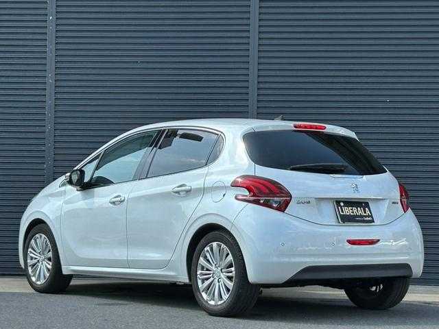 プジョー ２０８ アリュール 茨城県 2017(平29)年 4.3万km パール 後期型 /アクティブシティブレ-キ /クルコン /ディスプレイオーディオ /BT /USB /パーキングセンサー /純正16インチアルミホイール /キセノンヘッドライト /オートライト /ETC /フロア /禁煙車
