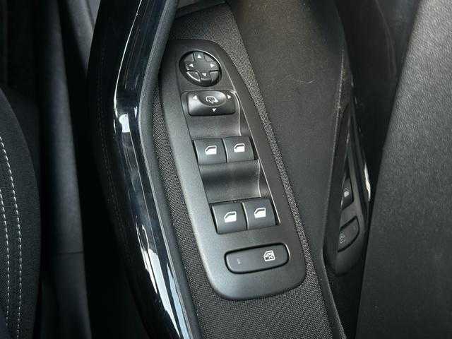 プジョー ２０８ アリュール 茨城県 2017(平29)年 4.3万km パール 後期型 /アクティブシティブレ-キ /クルコン /ディスプレイオーディオ /BT /USB /パーキングセンサー /純正16インチアルミホイール /キセノンヘッドライト /オートライト /ETC /フロア /禁煙車