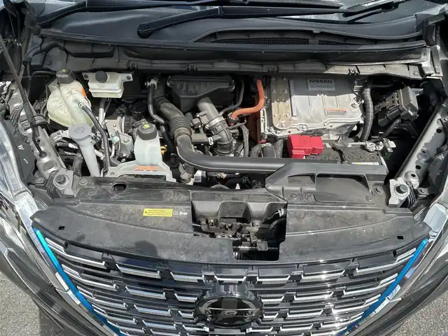 日産 セレナ e－パワー ハイウェイスター V 佐賀県 2020(令2)年 5.6万km ダークメタルグレー 7人乗り/プロパイロット/セーフティパックB/エマージェンシーブレーキ/追従クルーズコントロール/車線逸脱警報/車線逸脱防止支援/側方支援/後側方支援/前後ソナー/パーキングアシスト/純正10型SDナビ/・アラウンドビューカメラ/・フルセグTV/BT/CD/DVD/後席モニター/両側パワースライドドア/純正15インチAW/純正前方ドラレコ(DJ4－D)/LEDヘッドライト/オートライト/ETC/電動パーキングスイッチ/シートカバー/取扱説明書/保証書