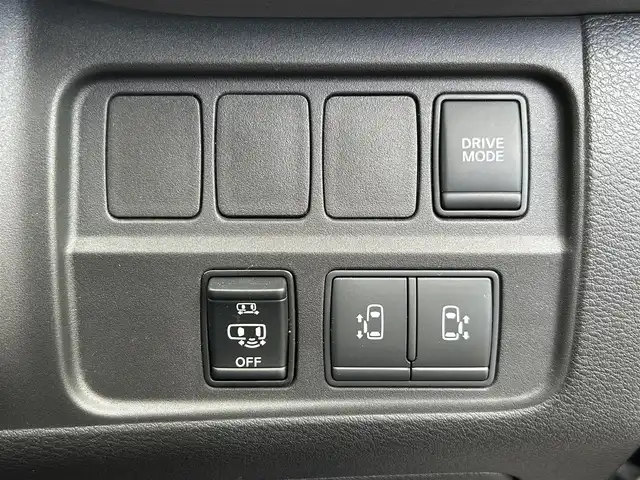 日産 セレナ e－パワー ハイウェイスター V 佐賀県 2020(令2)年 5.6万km ダークメタルグレー 7人乗り/プロパイロット/セーフティパックB/エマージェンシーブレーキ/追従クルーズコントロール/車線逸脱警報/車線逸脱防止支援/側方支援/後側方支援/前後ソナー/パーキングアシスト/純正10型SDナビ/・アラウンドビューカメラ/・フルセグTV/BT/CD/DVD/後席モニター/両側パワースライドドア/純正15インチAW/純正前方ドラレコ(DJ4－D)/LEDヘッドライト/オートライト/ETC/電動パーキングスイッチ/シートカバー/取扱説明書/保証書