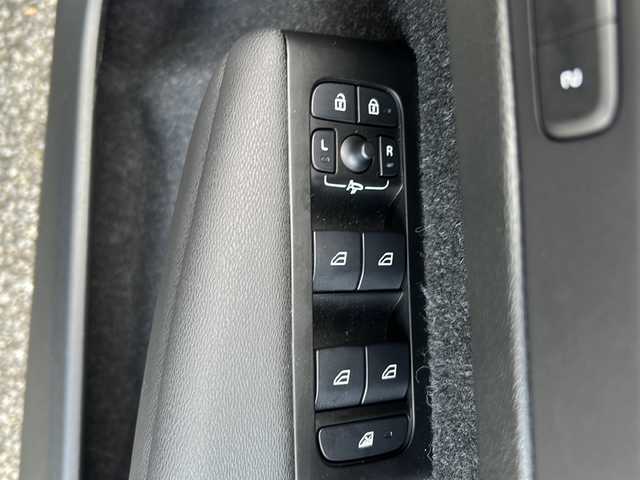 ボルボ ＸＣ４０ B5 AWD Rデザイン 埼玉県 2021(令3)年 2.2万km オニキスブラックP メーカーマルチナビ/(FM/BT/USB/TVフルセグ) /ETC /バックカメラ /ドラレコ/サンルーフ　/ルーフレール　/パワーバックドア　/harman/Kardon/ 電格ミラー ステアリングカバー　/ステアリングスイッチ /クルコン /パワーシート(D/N) /シートヒーター(全席)/ISOFIX/プッシュスタート/TRC/レーンキープアシスト/パーキングアシスト/アイドリングストップ/BSM/自動駐車/自動発車/オートライト/オートハイビーム/LEDライト