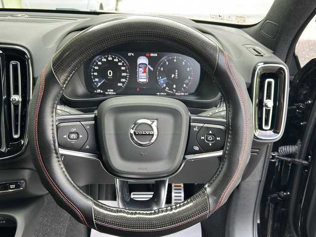 ボルボ ＸＣ４０ B5 AWD Rデザイン 埼玉県 2021(令3)年 2.2万km オニキスブラックP メーカーマルチナビ/(FM/BT/USB/TVフルセグ) /ETC /バックカメラ /ドラレコ/サンルーフ　/ルーフレール　/パワーバックドア　/harman/Kardon/ 電格ミラー ステアリングカバー　/ステアリングスイッチ /クルコン /パワーシート(D/N) /シートヒーター(全席)/ISOFIX/プッシュスタート/TRC/レーンキープアシスト/パーキングアシスト/アイドリングストップ/BSM/自動駐車/自動発車/オートライト/オートハイビーム/LEDライト