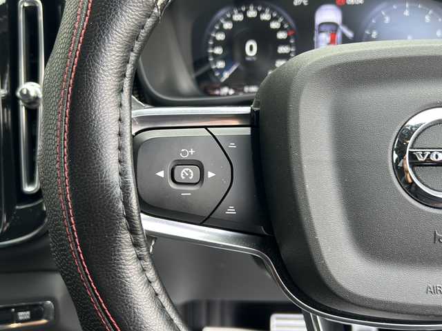 ボルボ ＸＣ４０ B5 AWD Rデザイン 埼玉県 2021(令3)年 2.2万km オニキスブラックP メーカーマルチナビ/(FM/BT/USB/TVフルセグ) /ETC /バックカメラ /ドラレコ/サンルーフ　/ルーフレール　/パワーバックドア　/harman/Kardon/ 電格ミラー ステアリングカバー　/ステアリングスイッチ /クルコン /パワーシート(D/N) /シートヒーター(全席)/ISOFIX/プッシュスタート/TRC/レーンキープアシスト/パーキングアシスト/アイドリングストップ/BSM/自動駐車/自動発車/オートライト/オートハイビーム/LEDライト