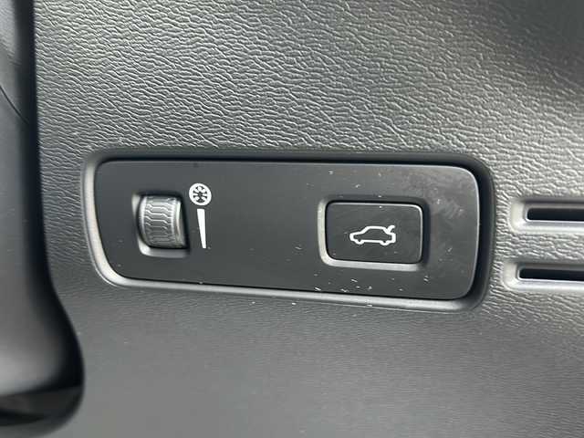 ボルボ ＸＣ４０ B5 AWD Rデザイン 埼玉県 2021(令3)年 2.2万km オニキスブラックP メーカーマルチナビ/(FM/BT/USB/TVフルセグ) /ETC /バックカメラ /ドラレコ/サンルーフ　/ルーフレール　/パワーバックドア　/harman/Kardon/ 電格ミラー ステアリングカバー　/ステアリングスイッチ /クルコン /パワーシート(D/N) /シートヒーター(全席)/ISOFIX/プッシュスタート/TRC/レーンキープアシスト/パーキングアシスト/アイドリングストップ/BSM/自動駐車/自動発車/オートライト/オートハイビーム/LEDライト
