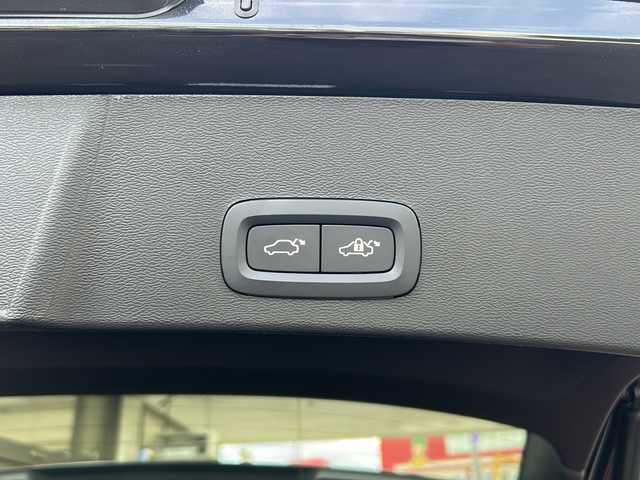 ボルボ ＸＣ４０ B5 AWD Rデザイン 埼玉県 2021(令3)年 2.2万km オニキスブラックP メーカーマルチナビ/(FM/BT/USB/TVフルセグ) /ETC /バックカメラ /ドラレコ/サンルーフ　/ルーフレール　/パワーバックドア　/harman/Kardon/ 電格ミラー ステアリングカバー　/ステアリングスイッチ /クルコン /パワーシート(D/N) /シートヒーター(全席)/ISOFIX/プッシュスタート/TRC/レーンキープアシスト/パーキングアシスト/アイドリングストップ/BSM/自動駐車/自動発車/オートライト/オートハイビーム/LEDライト