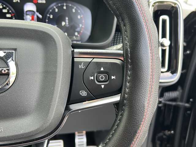 ボルボ ＸＣ４０ B5 AWD Rデザイン 埼玉県 2021(令3)年 2.2万km オニキスブラックP メーカーマルチナビ/(FM/BT/USB/TVフルセグ) /ETC /バックカメラ /ドラレコ/サンルーフ　/ルーフレール　/パワーバックドア　/harman/Kardon/ 電格ミラー ステアリングカバー　/ステアリングスイッチ /クルコン /パワーシート(D/N) /シートヒーター(全席)/ISOFIX/プッシュスタート/TRC/レーンキープアシスト/パーキングアシスト/アイドリングストップ/BSM/自動駐車/自動発車/オートライト/オートハイビーム/LEDライト