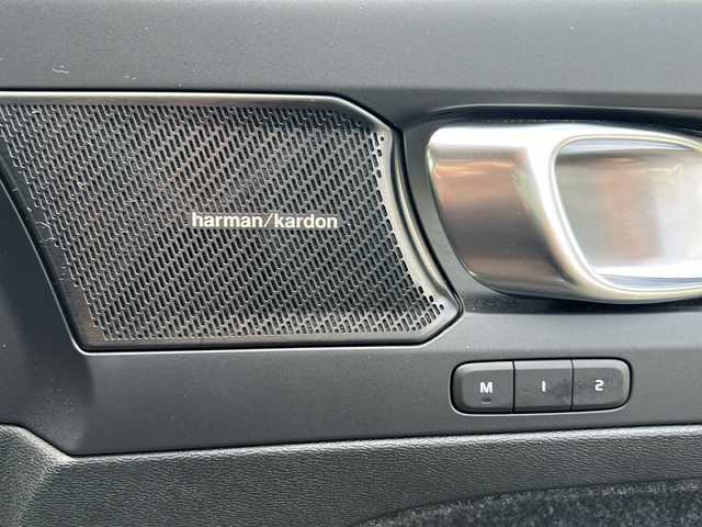 ボルボ ＸＣ４０ B5 AWD Rデザイン 埼玉県 2021(令3)年 2.2万km オニキスブラックP メーカーマルチナビ/(FM/BT/USB/TVフルセグ) /ETC /バックカメラ /ドラレコ/サンルーフ　/ルーフレール　/パワーバックドア　/harman/Kardon/ 電格ミラー ステアリングカバー　/ステアリングスイッチ /クルコン /パワーシート(D/N) /シートヒーター(全席)/ISOFIX/プッシュスタート/TRC/レーンキープアシスト/パーキングアシスト/アイドリングストップ/BSM/自動駐車/自動発車/オートライト/オートハイビーム/LEDライト