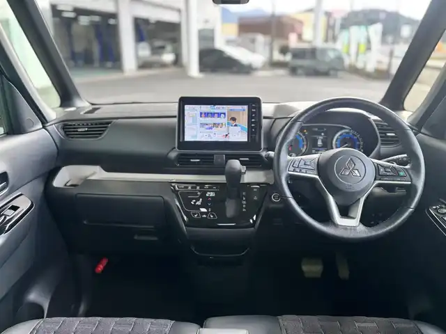 三菱 デリカミニ T プレミアム 京都府 2024(令6)年 1.2万km ＤグリーンⅡ ターボ4WD/マイプロパイロット/・レーダークルーズコントロール/・車線維持支援機能/デジタルルームミラー/純正9インチメモリーナビ、地デジ、Bluetooth/マルチアラウンドモニター/オートライト/前席シートヒーター/ハンドルヒーター/前後ドライブレコーダー/ビルトインETC/両側パワースライドドア /LEDヘッドランプ