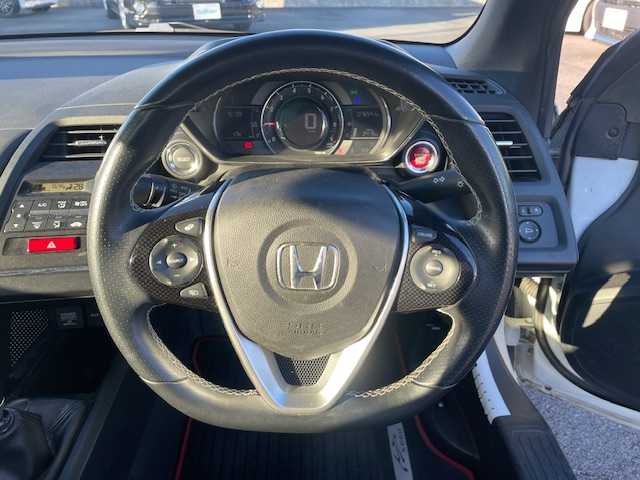 ホンダ Ｓ６６０ α 静岡県 2016(平28)年 7.7万km プレミアムスターホワイトパール ●6速マニュアル/●車検R9年9月/●クルーズコントロール/●LEDヘッドライト/●オートライト/●革巻きステアリング/●ステアリングスイッチ/●リモートコントロールミラー/●ハンドブレーキ/●純正フロアマット/●プッシュスタート/●スマートキー/●純正15インチアルミホイール/●ダブル+サイドSRS+ABS