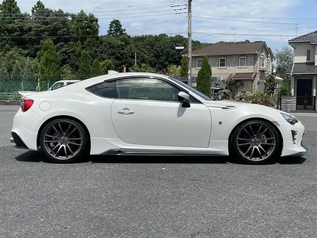 トヨタ ８６ GT 千葉県 2017(平29)年 1.8万km クリスタルホワイトパール ＴＲＤエアロ/ＴＲＤマフラー/ＲＡＹＳ５７ＸＲ１９インチＡＷ/ＴＥＩＮ車高調/Ｉｎｄｉｃａｔｏｒメーター/３連メーター（水温／油温／バキューム）/社外メモリナビ／フルセグＴＶ（ＡＶＩＣ－ＣＷ９０１）
