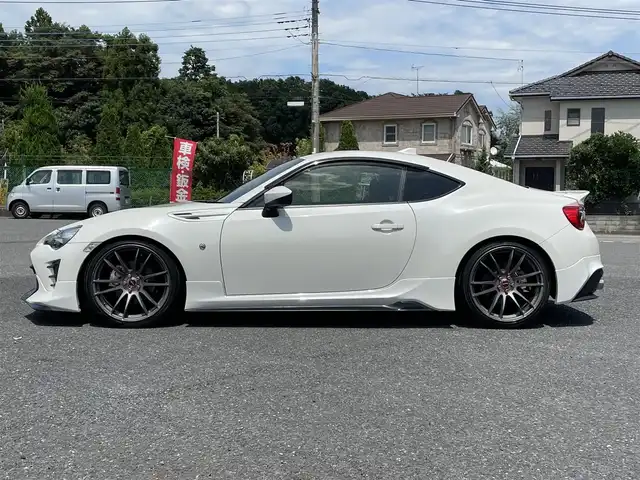 トヨタ ８６ GT 千葉県 2017(平29)年 1.8万km クリスタルホワイトパール ＴＲＤエアロ/ＴＲＤマフラー/ＲＡＹＳ５７ＸＲ１９インチＡＷ/ＴＥＩＮ車高調/Ｉｎｄｉｃａｔｏｒメーター/３連メーター（水温／油温／バキューム）/社外メモリナビ／フルセグＴＶ（ＡＶＩＣ－ＣＷ９０１）