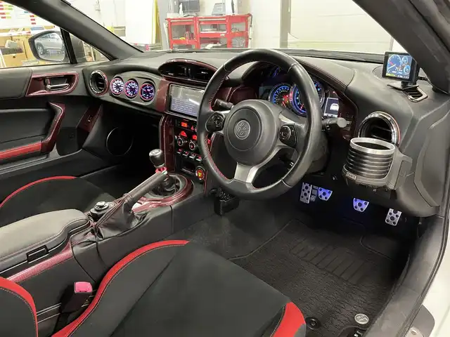 トヨタ ８６ GT 千葉県 2017(平29)年 1.8万km クリスタルホワイトパール ＴＲＤエアロ/ＴＲＤマフラー/ＲＡＹＳ５７ＸＲ１９インチＡＷ/ＴＥＩＮ車高調/Ｉｎｄｉｃａｔｏｒメーター/３連メーター（水温／油温／バキューム）/社外メモリナビ／フルセグＴＶ（ＡＶＩＣ－ＣＷ９０１）