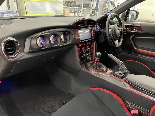 トヨタ ８６ GT 千葉県 2017(平29)年 1.8万km クリスタルホワイトパール ＴＲＤエアロ/ＴＲＤマフラー/ＲＡＹＳ５７ＸＲ１９インチＡＷ/ＴＥＩＮ車高調/Ｉｎｄｉｃａｔｏｒメーター/３連メーター（水温／油温／バキューム）/社外メモリナビ／フルセグＴＶ（ＡＶＩＣ－ＣＷ９０１）