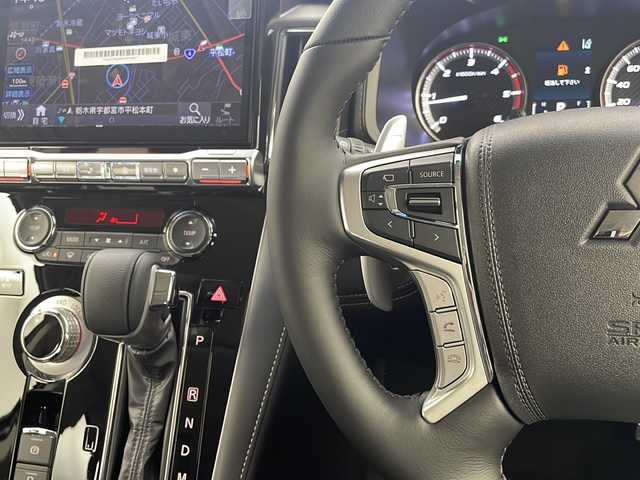 三菱 デリカＤ：５ シャモニー 栃木県 2025(令7)年 0.1万km未満 ブラックダイヤモンド CHAMONIX (7人)　4WD　e-Assist/オリジナルナビ取付パッケージ＋リアモニター取付パッケージ(25/300)　ステップレス　（7人）D:5専用11型ナビゲーション(322/300)/登録済未使用車/レーダークルーズコントロール/ブラインドスポットモニター/バックカメラ/アラウンドビューカメラ/両側パワースライドドア/パワーバックドア/オートブレーキホールド/運転席パワーシート/前席シートヒーター/ステアリングヒーター/パドルシフト/横滑り防止装置