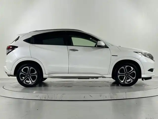 ホンダ ヴェゼル ハイブリッド Z 佐賀県 2014(平26)年 19.7万km ホワイトオーキッドパール 社外7インチナビ/CD/DVD/フルセグTV/Bluetooth/前席シートヒーター/ハーフレザーシート/LEDライト/フォグライト /オートライト/純正17インチアルミホイール/社外フロアマット/スマートキー/電動格納ミラー/横滑り防止装置