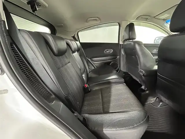 ホンダ ヴェゼル ハイブリッド Z 佐賀県 2014(平26)年 19.7万km ホワイトオーキッドパール 社外7インチナビ/CD/DVD/フルセグTV/Bluetooth/前席シートヒーター/ハーフレザーシート/LEDライト/フォグライト /オートライト/純正17インチアルミホイール/社外フロアマット/スマートキー/電動格納ミラー/横滑り防止装置
