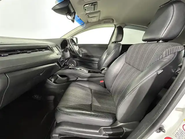 ホンダ ヴェゼル ハイブリッド Z 佐賀県 2014(平26)年 19.7万km ホワイトオーキッドパール 社外7インチナビ/CD/DVD/フルセグTV/Bluetooth/前席シートヒーター/ハーフレザーシート/LEDライト/フォグライト /オートライト/純正17インチアルミホイール/社外フロアマット/スマートキー/電動格納ミラー/横滑り防止装置