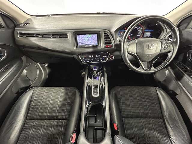 ホンダ ヴェゼル ハイブリッド Z 佐賀県 2014(平26)年 19.7万km ホワイトオーキッドパール 社外7インチナビ/CD/DVD/フルセグTV/Bluetooth/前席シートヒーター/ハーフレザーシート/LEDライト/フォグライト /オートライト/純正17インチアルミホイール/社外フロアマット/スマートキー/電動格納ミラー/横滑り防止装置