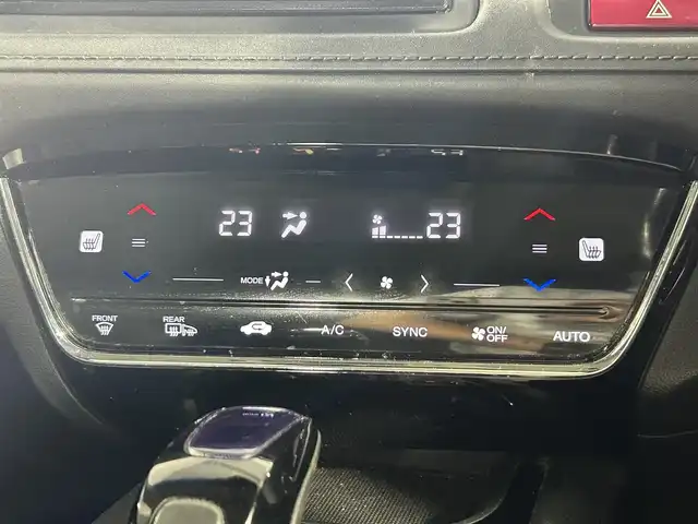 ホンダ ヴェゼル ハイブリッド Z 佐賀県 2014(平26)年 19.7万km ホワイトオーキッドパール 社外7インチナビ/CD/DVD/フルセグTV/Bluetooth/前席シートヒーター/ハーフレザーシート/LEDライト/フォグライト /オートライト/純正17インチアルミホイール/社外フロアマット/スマートキー/電動格納ミラー/横滑り防止装置
