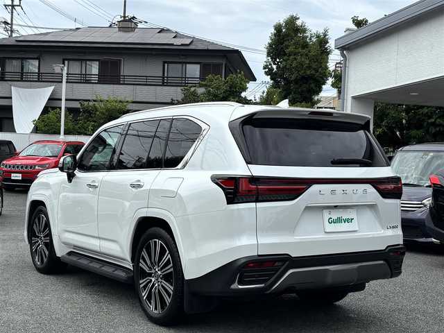 レクサス ＬＸ 600 熊本県 2024(令6)年 0.4万km ソニッククォーツ ワンオーナー/サンルーフ/クールボックス/ルーフレール/純正メーカーナビ/【Applecarplay/フルセグTV/BT/HDMI/Type-C】/パノラミックビューモニター/レーダークルーズコントロール/プリクラッシュセーフティー/リアクロストラフィックアラート/ヘッドアップディスプレイ/トランクションコントロール/ブラインドスポットモニター/デジタルインナーミラー/純正エアサス/電動リアゲート/ブレーキホールド/茶レザーシート/パワーシート（D席N席）/シートヒーター/エアシート/ハンドルヒーター/マルチテレインセレクト/ビルトインETC2.0/ドライブレコーダー/オートLEDヘッドライト/オートハイビーム/純正22インチAW/革巻きステアリング/パドルシフト/ワイヤレス充電/純正フロアマット/盗難防止装置/保証書/取扱説明書/スペアキー