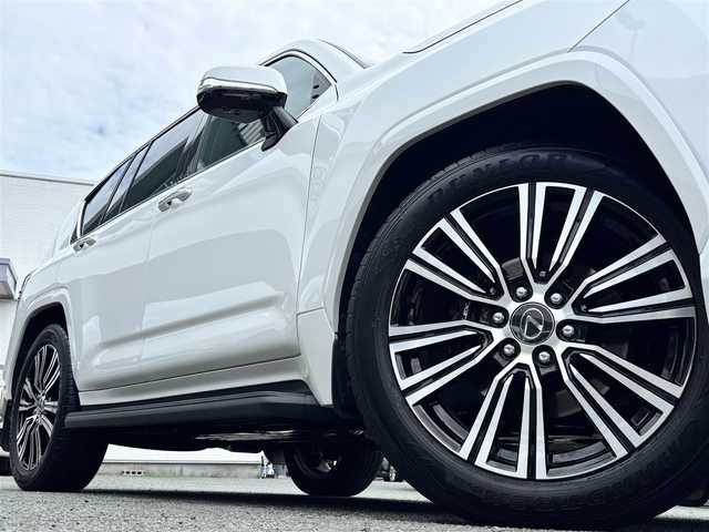 レクサス ＬＸ 600 熊本県 2024(令6)年 0.4万km ソニッククォーツ ワンオーナー/サンルーフ/クールボックス/ルーフレール/純正メーカーナビ/【Applecarplay/フルセグTV/BT/HDMI/Type-C】/パノラミックビューモニター/レーダークルーズコントロール/プリクラッシュセーフティー/リアクロストラフィックアラート/ヘッドアップディスプレイ/トランクションコントロール/ブラインドスポットモニター/デジタルインナーミラー/純正エアサス/電動リアゲート/ブレーキホールド/茶レザーシート/パワーシート（D席N席）/シートヒーター/エアシート/ハンドルヒーター/マルチテレインセレクト/ビルトインETC2.0/ドライブレコーダー/オートLEDヘッドライト/オートハイビーム/純正22インチAW/革巻きステアリング/パドルシフト/ワイヤレス充電/純正フロアマット/盗難防止装置/保証書/取扱説明書/スペアキー