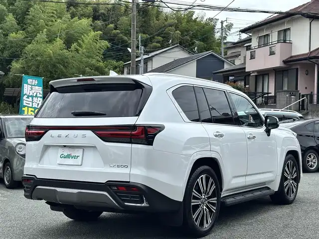 レクサス ＬＸ 600 熊本県 2024(令6)年 0.4万km ソニッククォーツ ワンオーナー/サンルーフ/クールボックス/ルーフレール/純正メーカーナビ/【Applecarplay/フルセグTV/BT/HDMI/Type-C】/パノラミックビューモニター/レーダークルーズコントロール/プリクラッシュセーフティー/リアクロストラフィックアラート/ヘッドアップディスプレイ/トランクションコントロール/ブラインドスポットモニター/デジタルインナーミラー/純正エアサス/電動リアゲート/ブレーキホールド/茶レザーシート/パワーシート（D席N席）/シートヒーター/エアシート/ハンドルヒーター/マルチテレインセレクト/ビルトインETC2.0/ドライブレコーダー/オートLEDヘッドライト/オートハイビーム/純正22インチAW/革巻きステアリング/パドルシフト/ワイヤレス充電/純正フロアマット/盗難防止装置/保証書/取扱説明書/スペアキー