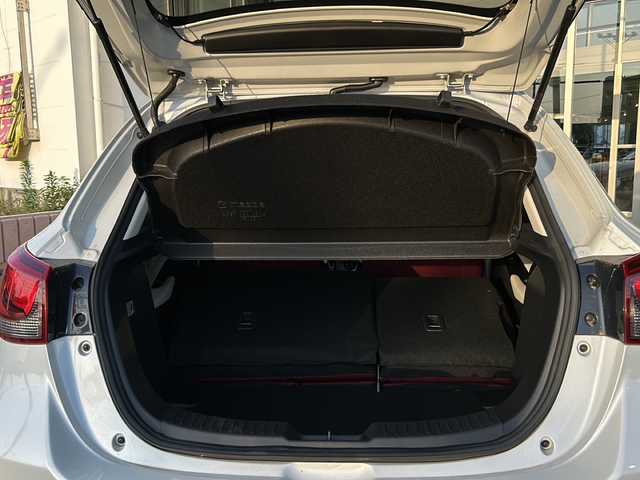 マツダ デミオ 15Sノーブルクリムゾン 静岡県 2018(平30)年 3.7万km セラミックM 純正ナビ/・FM/・AM/・Stitcher/・aha/・Bluetooth/・USB/・CD/・AUX/・DVD/・フルセグTV/主要装備/・３６０°ビューモニター/・ＥＴＣ/・ドライブレコーダー/・運転席+助手席シートヒーター/・専用内装＆シート表皮/・高輝度塗装純正ＡＷ/・パーキングセンサー/・ヘッドアップディスプレイ/・サイドカーテンエアバッグ/・ＬＥＤヘッドライト/・アイドリングストップ/・レーンキープアシスト/・ブラインドスポットモニター/・スマートシティーブレーキサポート