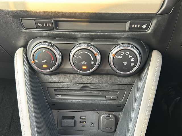 マツダ デミオ 15Sノーブルクリムゾン 静岡県 2018(平30)年 3.7万km セラミックM 純正ナビ/・FM/・AM/・Stitcher/・aha/・Bluetooth/・USB/・CD/・AUX/・DVD/・フルセグTV/主要装備/・３６０°ビューモニター/・ＥＴＣ/・ドライブレコーダー/・運転席+助手席シートヒーター/・専用内装＆シート表皮/・高輝度塗装純正ＡＷ/・パーキングセンサー/・ヘッドアップディスプレイ/・サイドカーテンエアバッグ/・ＬＥＤヘッドライト/・アイドリングストップ/・レーンキープアシスト/・ブラインドスポットモニター/・スマートシティーブレーキサポート